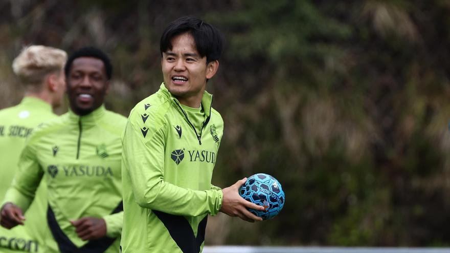 Kubo sujeta una bola durante un entrenamiento en Zubieta