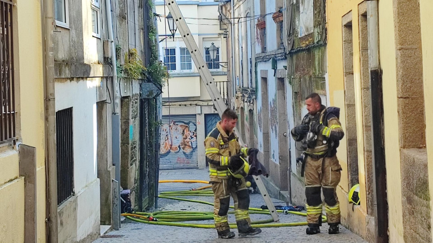 Bomberos actuando en el casco histórico de Lugo