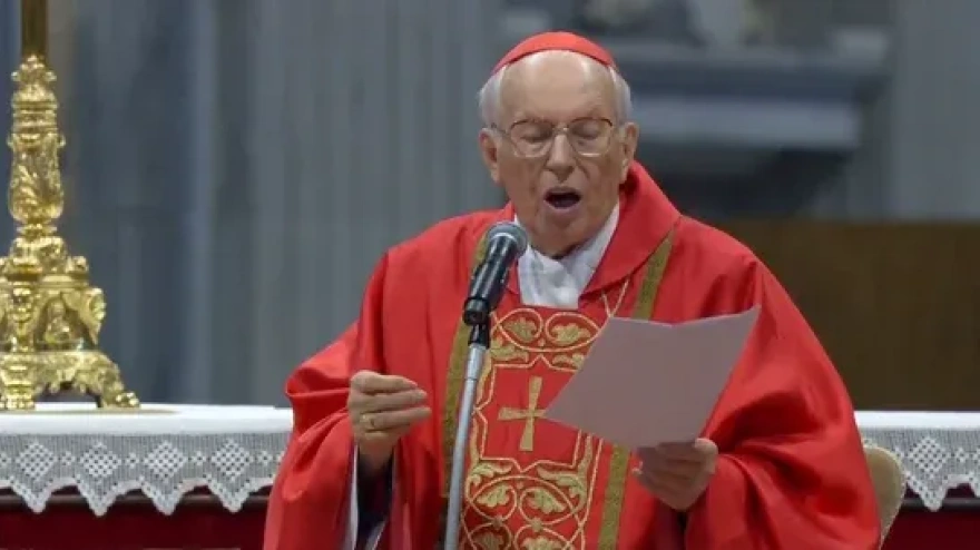 Giovanni Battista Re, cardenal decano, preside la misa en San Pedro 'Pro Eligendo Pontifice'