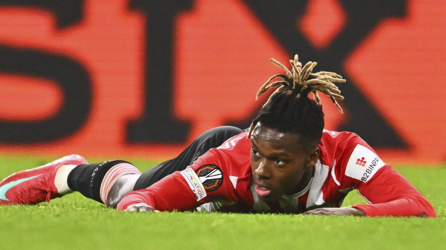 Nico Williams tirado en el suelo durante un partido de la Europa League.