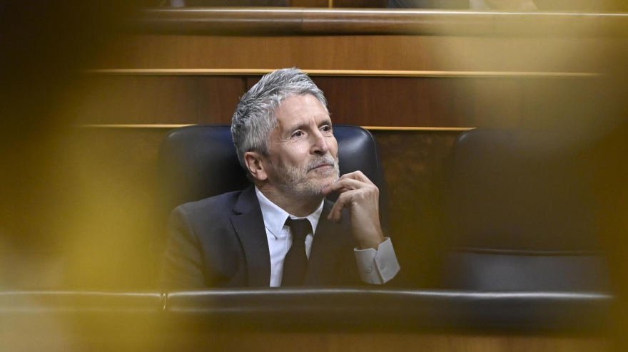El ministro del Interior, Fernando Grande-Marlaska, asiste al pleno celebrado este miércoles en el Congreso, en el que el presidente del Gobierno, Pedro Sánchez, ha informado del plan de defensa y del apagón masivo del 28 de abril