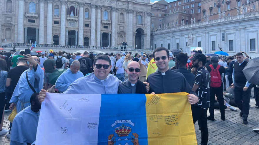 David Rodríguez y Gerardo Valbuena presenciaron en la plaza del San Pedro la elección del papa León XIV