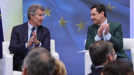 El presidente del PP, Alberto Núñez Feijóo (i.), y el presidente de la Junta de Andalucía y del PP-A, Juanma Moreno, este viernes en CórdobaESPAÑA EUROPA ANDALUCÍA POLÍTICAMADERO CUBERO/EUROPA PRESS