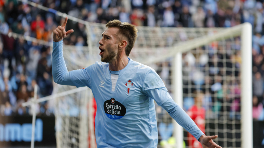 Mingueza celebra su gol, en el Celta - Sevilla
