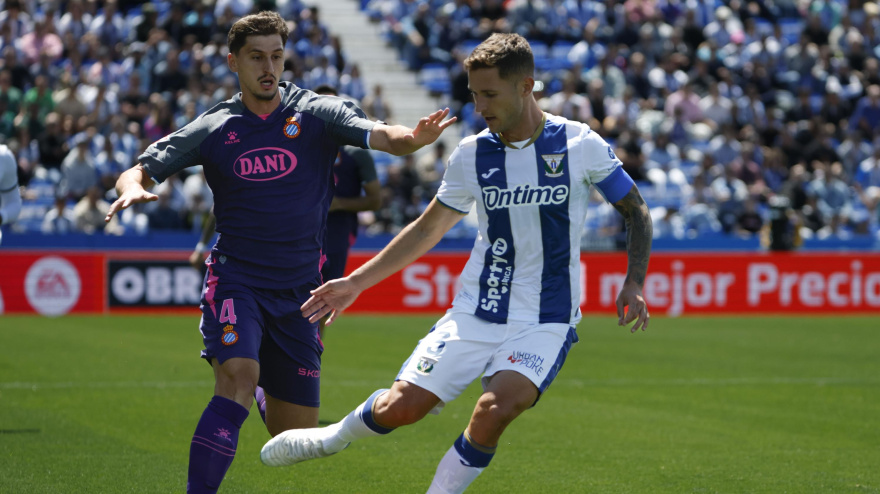 Jorge Sáenz ante Kumbulla, en el Leganés - Espanyol
