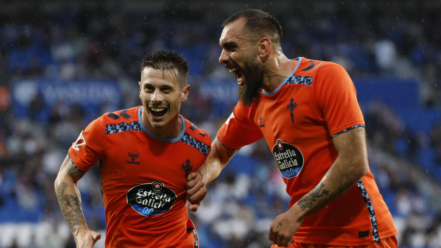 Alfon celebra con Borja Iglesias el gol en el Real Sociedad - Celta