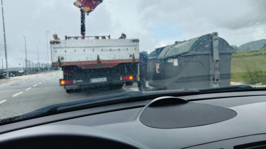 Infractor arrojando un asiento de bus en un contenedor