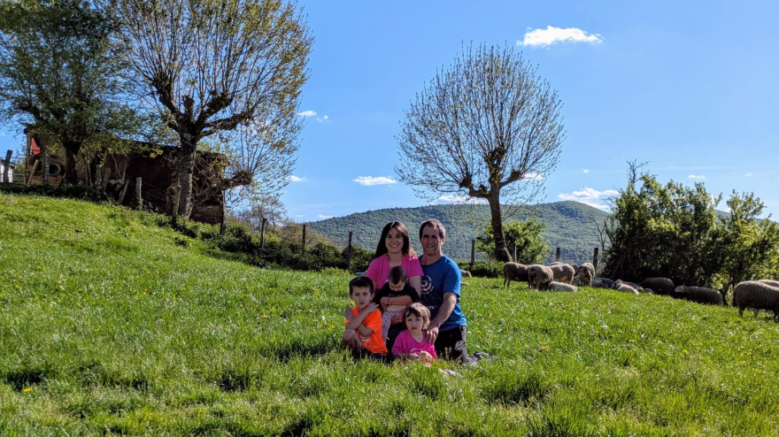Sonia y Miguel con sus tres hijos