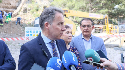 El alcalde, Fulgencio Gil, atiende a los periodistas