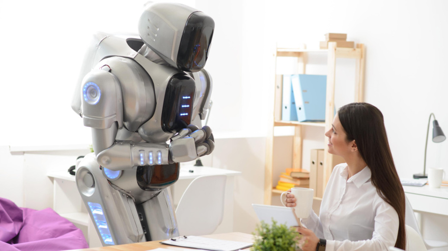 Una mujer hablando con un robot