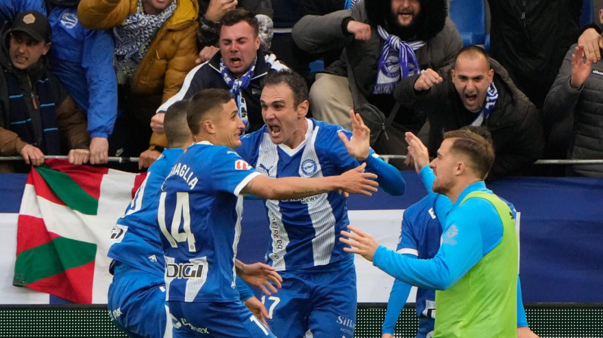 Los jugadores del Alavés celebran el 1-0 contra el Valencia