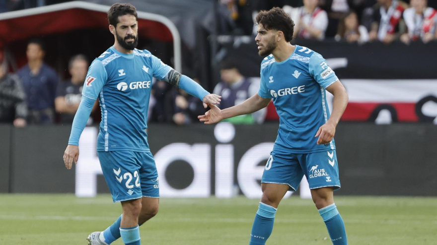 Isco celebra con Abde el gol del Betis al Rayo