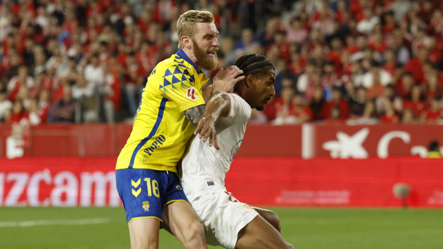 Loic Badé lucha con el escocés Oliver McBurnie en el Sevilla - Las Palmas