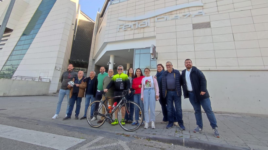 Foto de familia antes de la salida de Nacho Redondo desde el CC Ferial Plaza de Guadalajara
