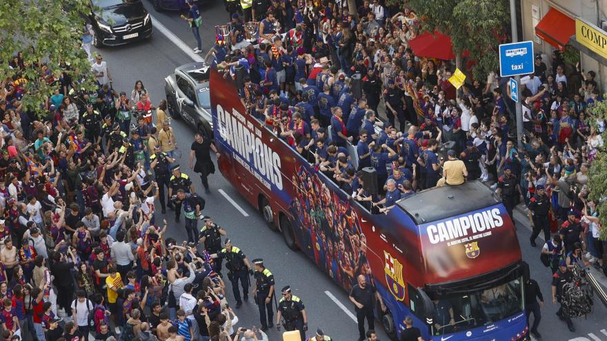 El Barcelona celebra la consecución del triplete nacional (Supercopa de España, Copa del Rey y LaLiga con una rúa