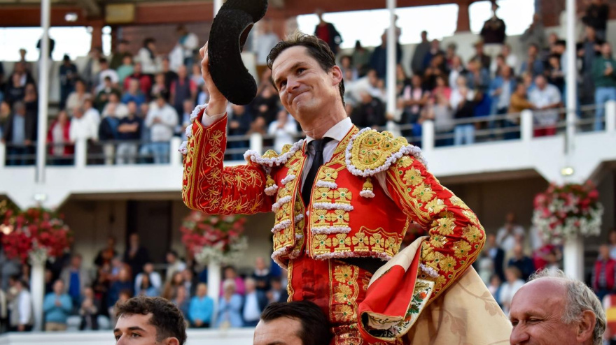 Daniel Luque, en una de sus salidas a hombros el pasado año en Dax (Francia)