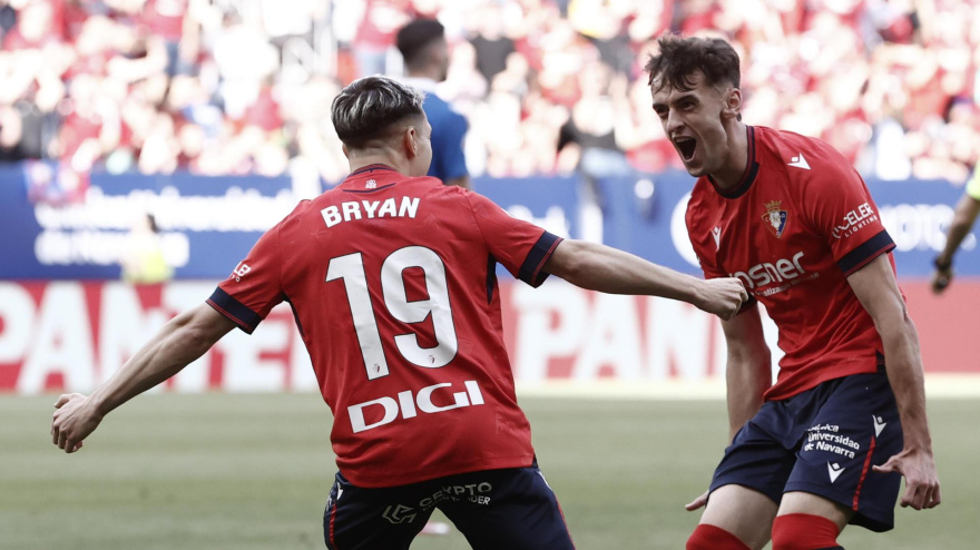 Aimar Oroz y Bryan Zaragoza celebran el 1-0 de Osasuna contra el Espanyol