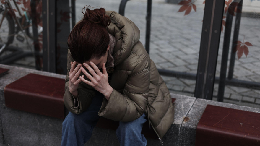 Una joven con dolor de cabeza se agarra la cabeza con migraña.