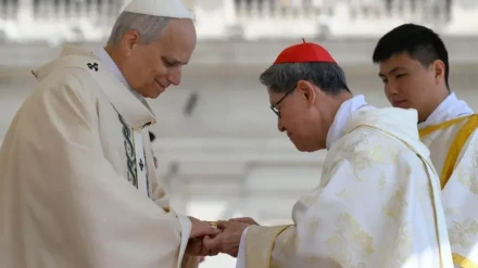 Luis Antonio Tagle le entrega el anillo del pescador a León XIV