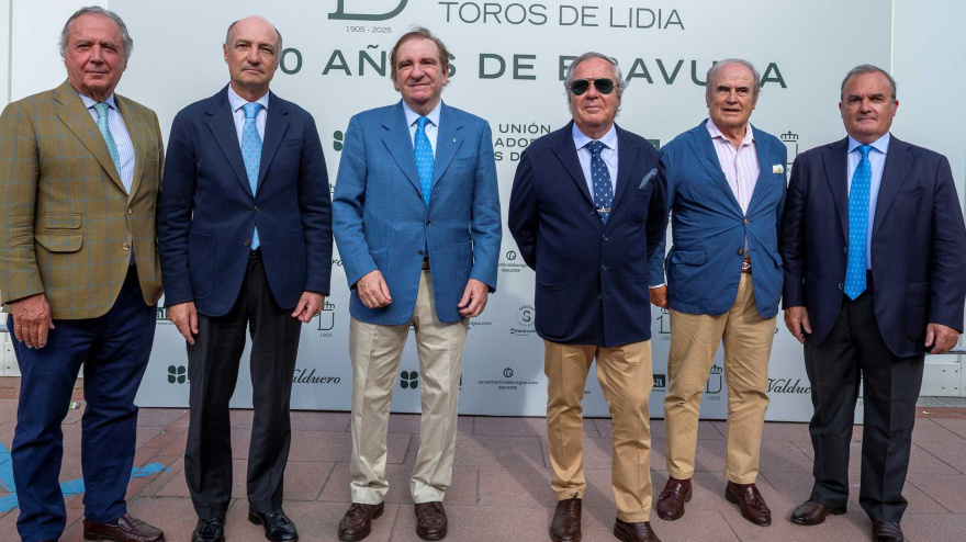 Parte de la Junta Directiva de la RUCTL en los exteriores de Las Ventas