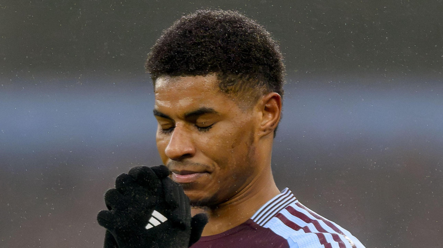 Marcus Rashford en acción con el Aston Villa