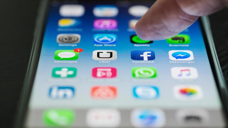 Pantalla de un teléfono móvil lleno de aplicaciones