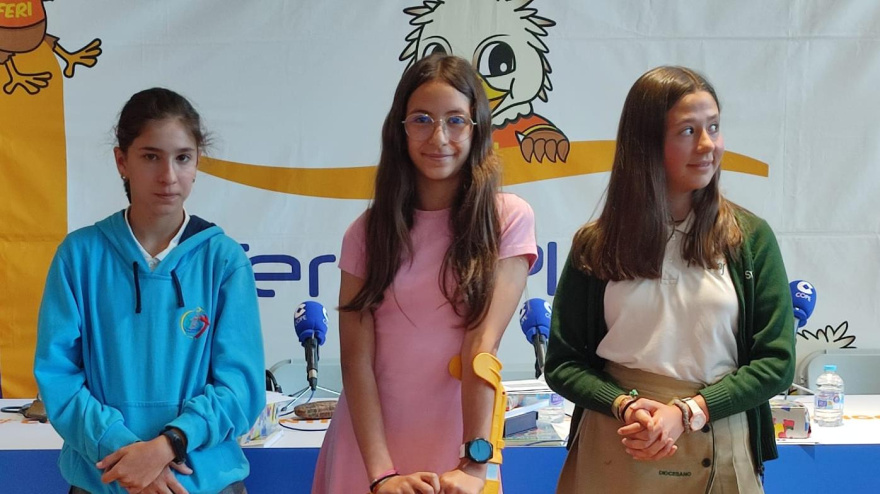 En el medio, Manal Chetouani, junto a las otras dos finalistas