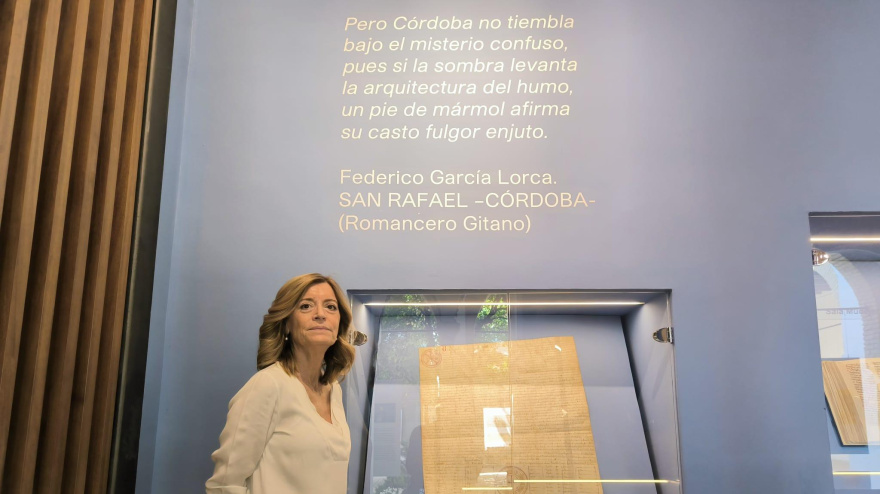 La directora del Archivo Municipal, Ana Verdú, posa junto al Fuero de la ciudad