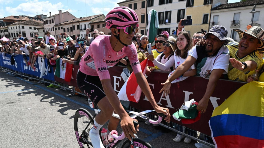 Isaac Del Toro en la salida de la 14ª etapa del Giro de Italia