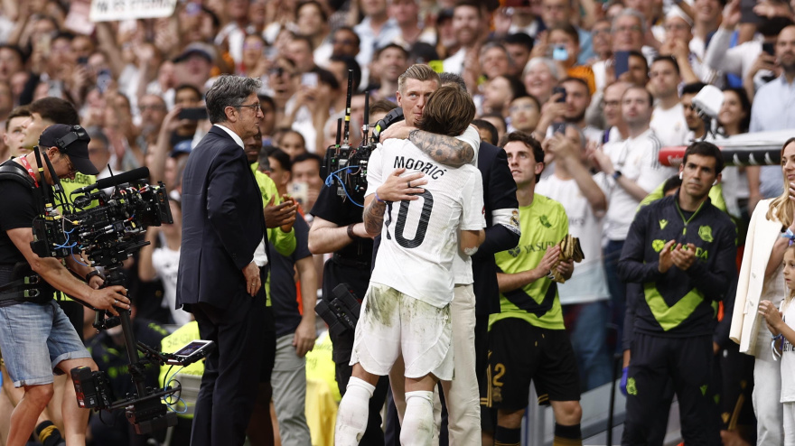 Modric se abraza con Toni Kroos en su último partido en el Bernabéu