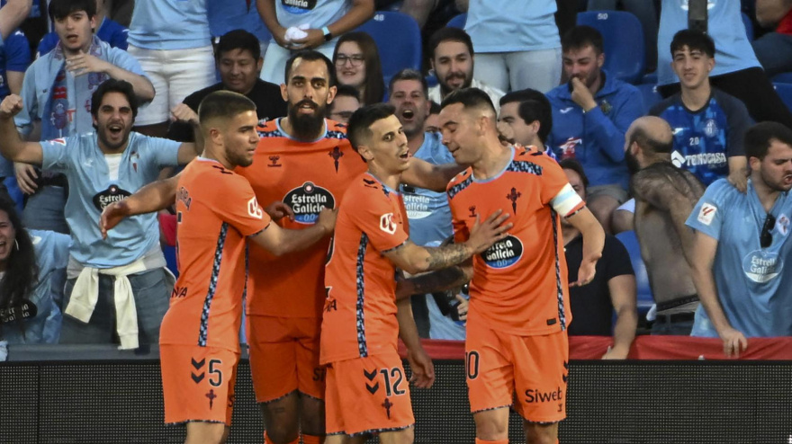 Borja Iglesias celebra con varios compañeros el 1-1 del Celta contra el Getafe