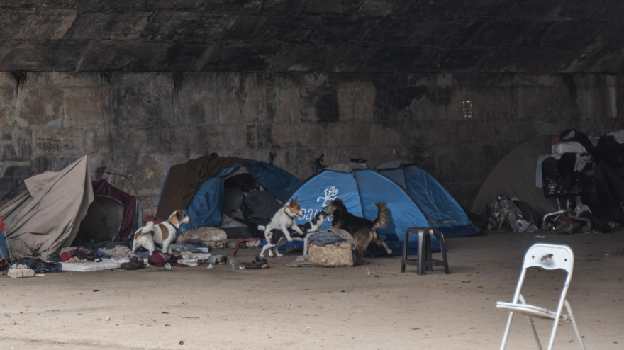 (Foto de ARCHIVO)Tiendas de campaña en el Puente del Reino, a 14 de febrero de 2024, en Valencia, Comunidad Valenciana (España). El Ayuntamiento de Valencia construirá nuevos estanques debajo de algunos puentes del Jardí del Túria para iluminar espacios del antiguo cauce y evitar asentamientos de personas sin hogar. También reforzará la vigilancia con más presencia de agentes de la Policía Local y la instalación de nuevas cámaras. Se plantea la posibilidad de construir un tercer estanque en el viejo cauce del Turia después de que un hombre presuntamente haya matado debajo el puente del Real a un indigente y haya dejado crítico a otro.Jorge Gil / Europa Press14 FEBRERO 2024;VALENCIA;ESTANQUE;PUENTES;ASENTAMIENTOS;PERSONAS SIN HOGAR14/2/2024