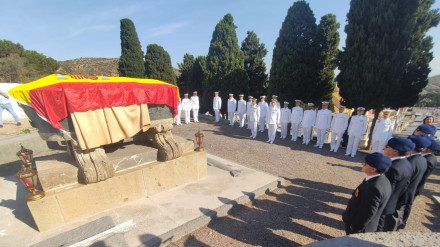 Acto en el mausoleo de Peral en Cartagena