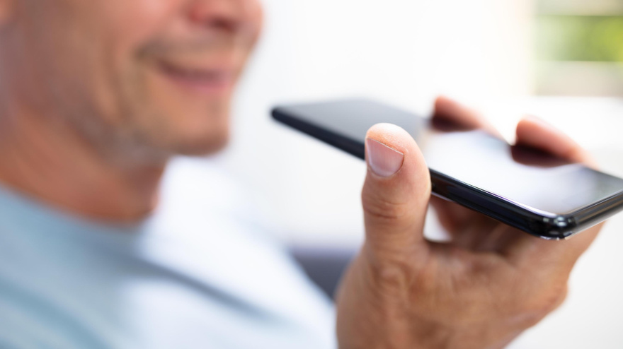 Un hombre hablando a su teléfono móvil mediante la función de traducción simultánea