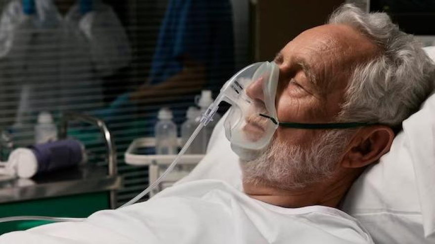 Anciano con necesidad de respirador