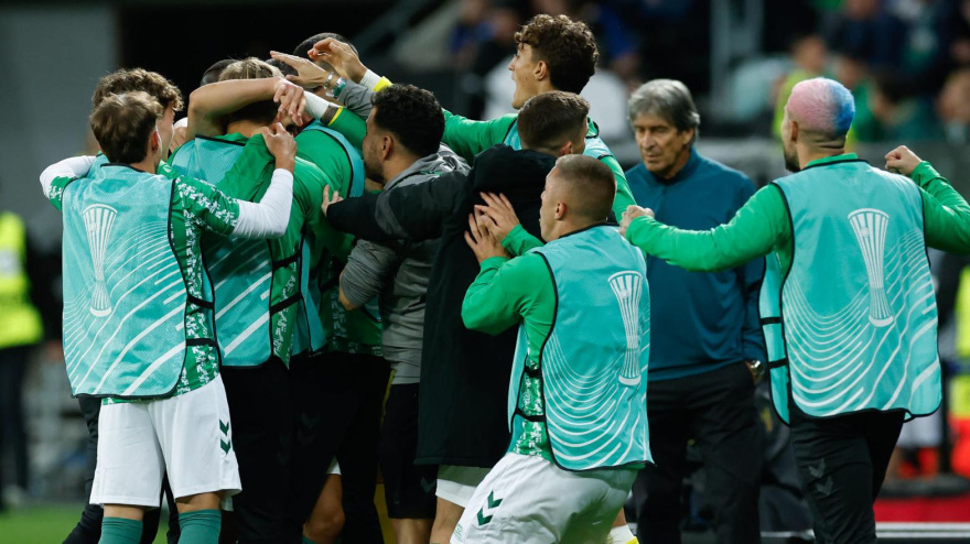 Los jugadores del Betis celebran el 1-0 de Abde contra el Chelsea