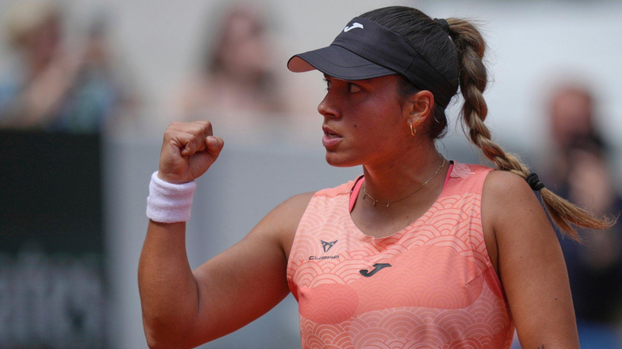 Jéssica Bouzas celebra su victoria en Roland Garros