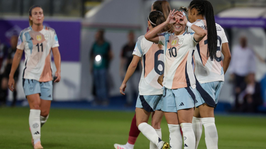 Athenea del Castillo celebra el 0-3 de España contra Bélgica