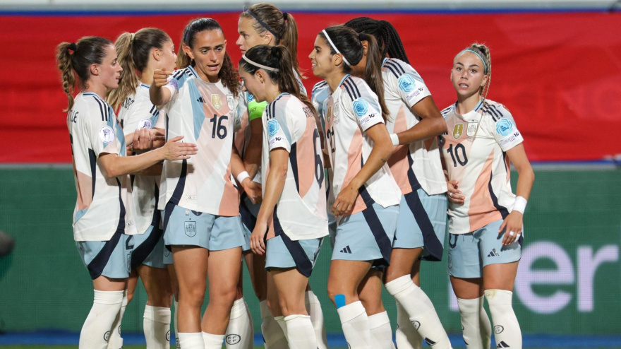 Alba Redondo celebra con sus compañeras el 0-5 de la selección española