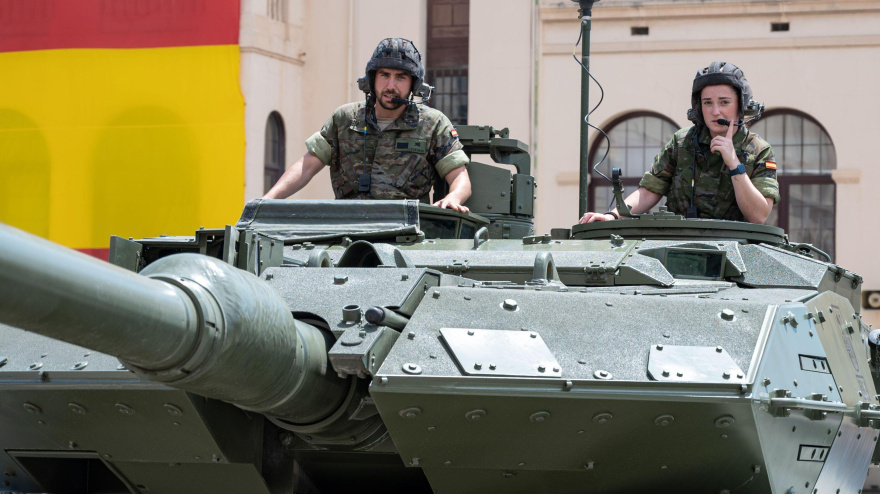 Dos militares sobre un tanque Leopard del Ejército de Tierra