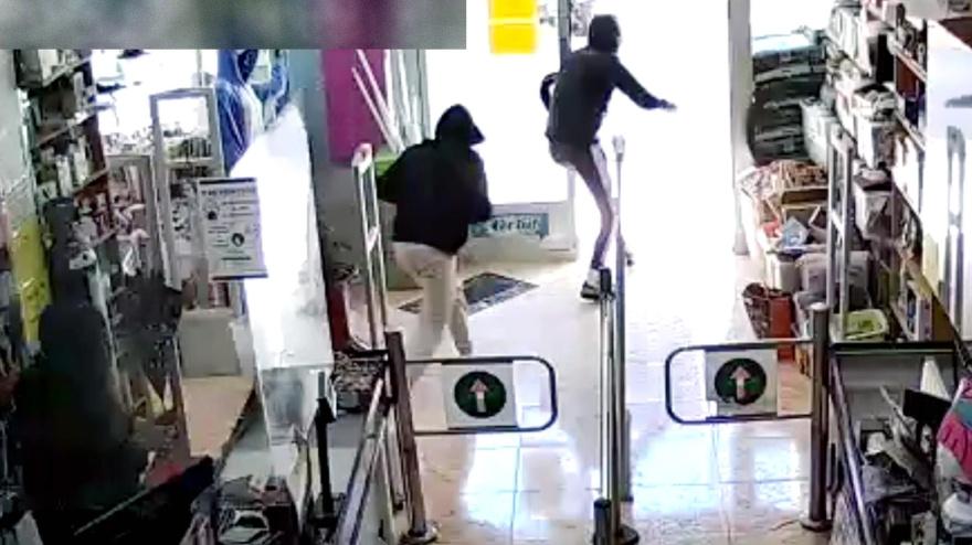 Dos de los atracadores durante el robo en el comercio, en la grabación de las cámaras de seguridad