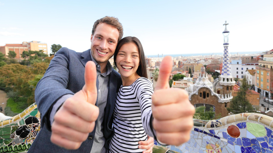 Una pareja de turistas visita el Parque Güel de Barcelona rebosante de alegría