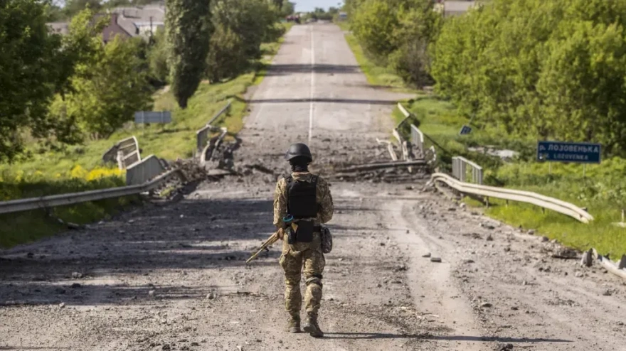 Soldado Ucraniano caminando de espaldas