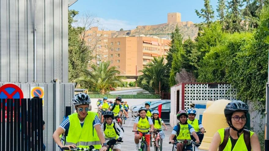 Participantes en la ruta escolar para ir en bici al colegio llegando a uno de los centros