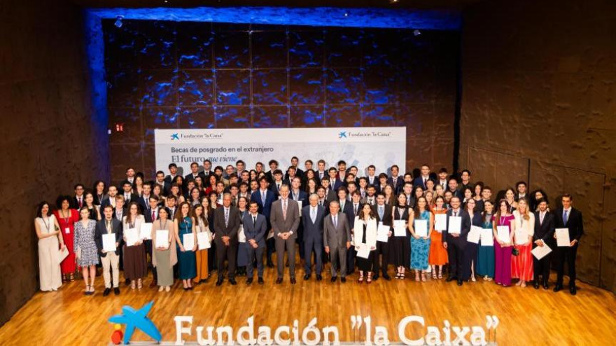 Foto de familia durante el acto de entrega de Becas de Posgrado de la Fundación ”la Caixa”