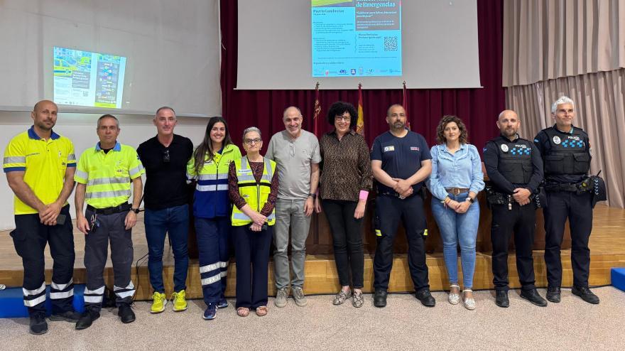 La alcaldesa, María Ángeles Túnez, con los participantes en la jornada de emergencias