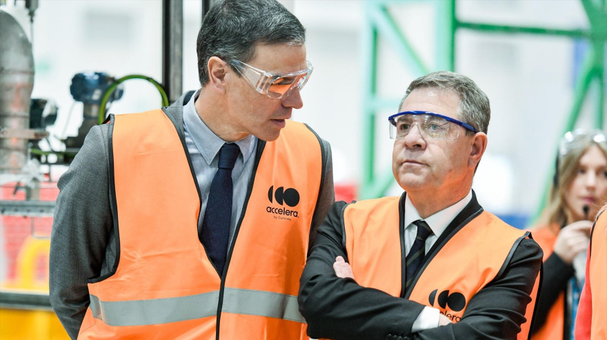Foto de archivo del presidente del Gobierno, Pedro Sánchez, junto al presidente de Castilla-La Mancha, Emiliano García-Page