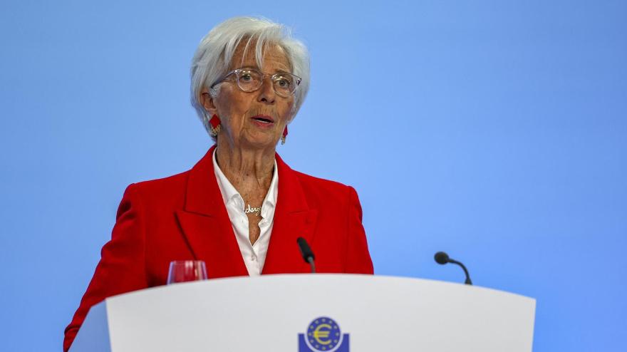 Christine Lagarde, presidenta del BCE, anunciando la bajada de tipos hasta el 2%