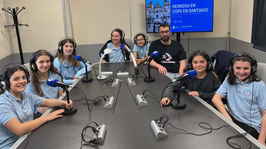 Componentes del equipo femenino el Club Hockey Compostela en los estudios de COPE