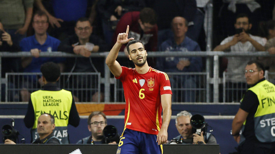 Mikel Merino celebra el 2-0 de España contra Francia